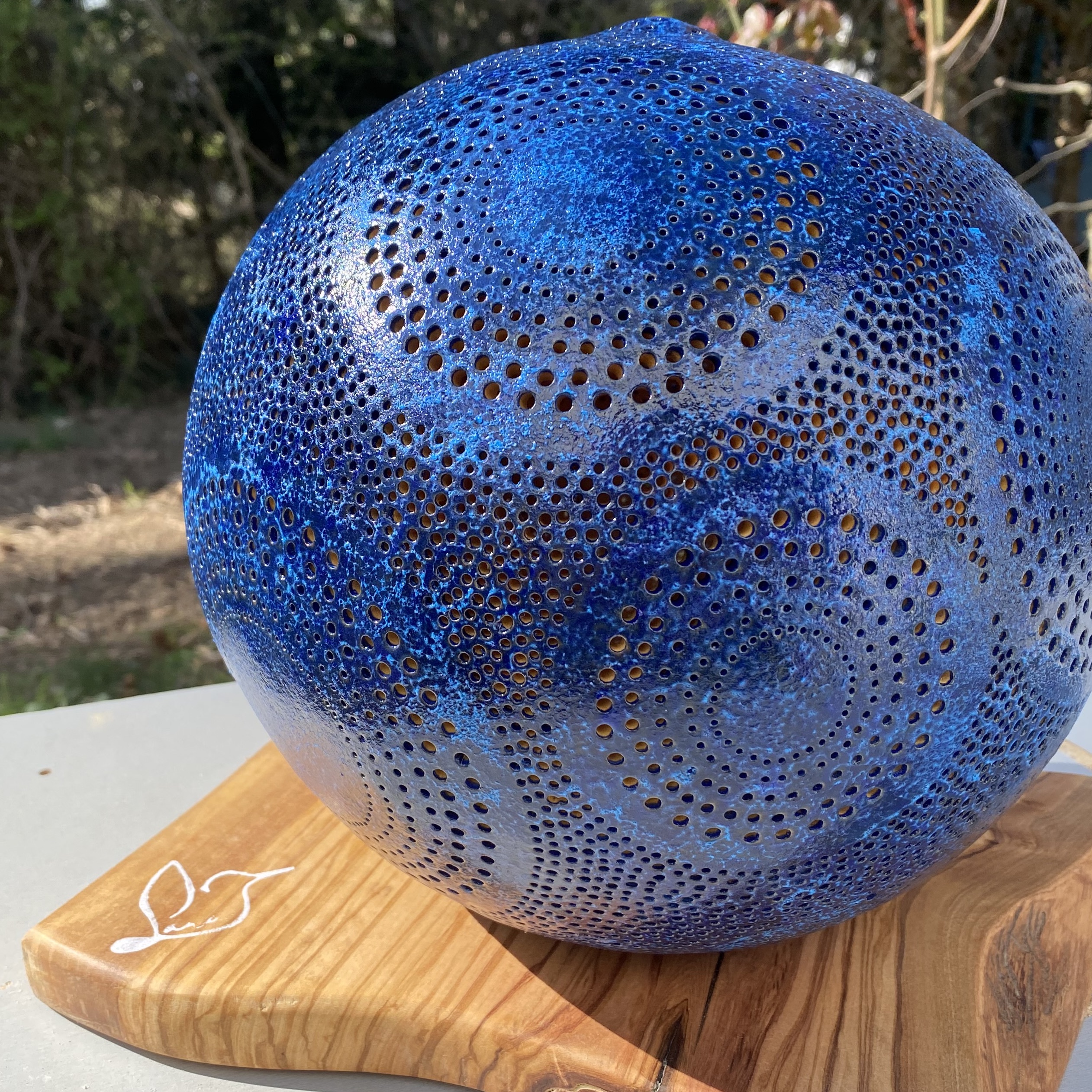 Lampe en calebasse « La Belle Bleue » - Pièce unique – Création artisanale française – H.26cm – Image 3