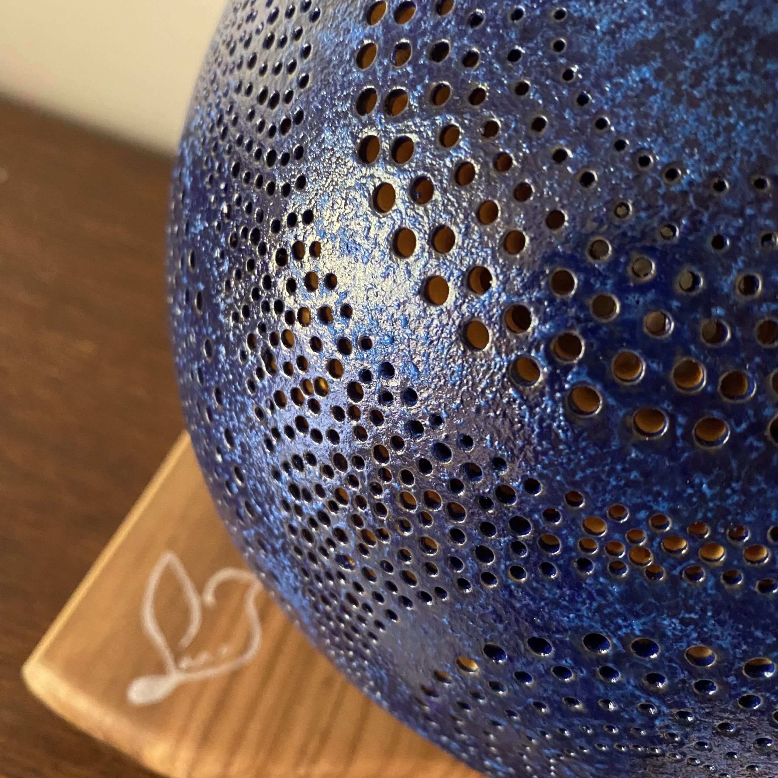Lampe en calebasse « La Belle Bleue » - Pièce unique – Création artisanale française – H.26cm – Image 6