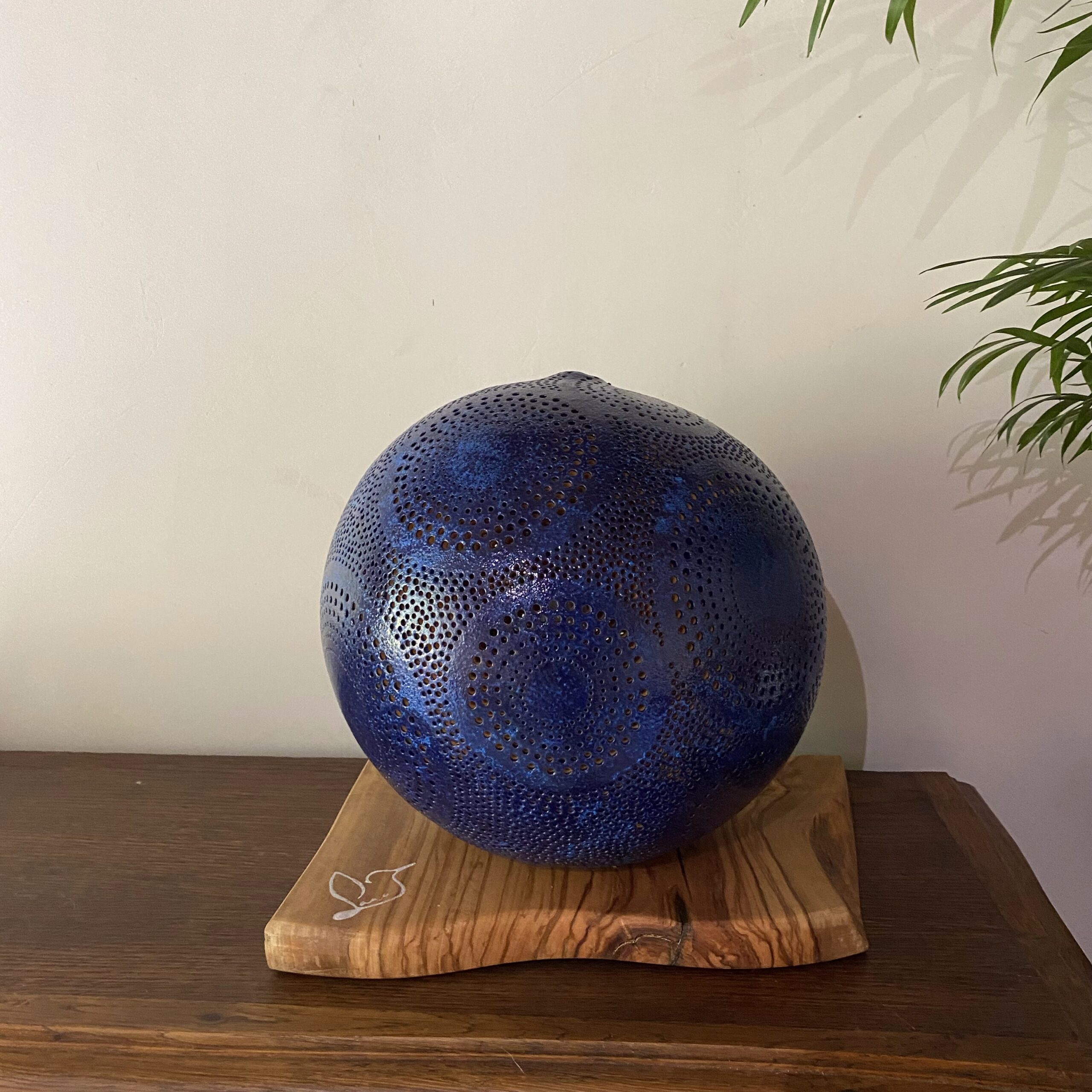Lampe en calebasse « La Belle Bleue » - Pièce unique – Création artisanale française – H.26cm – Image 5