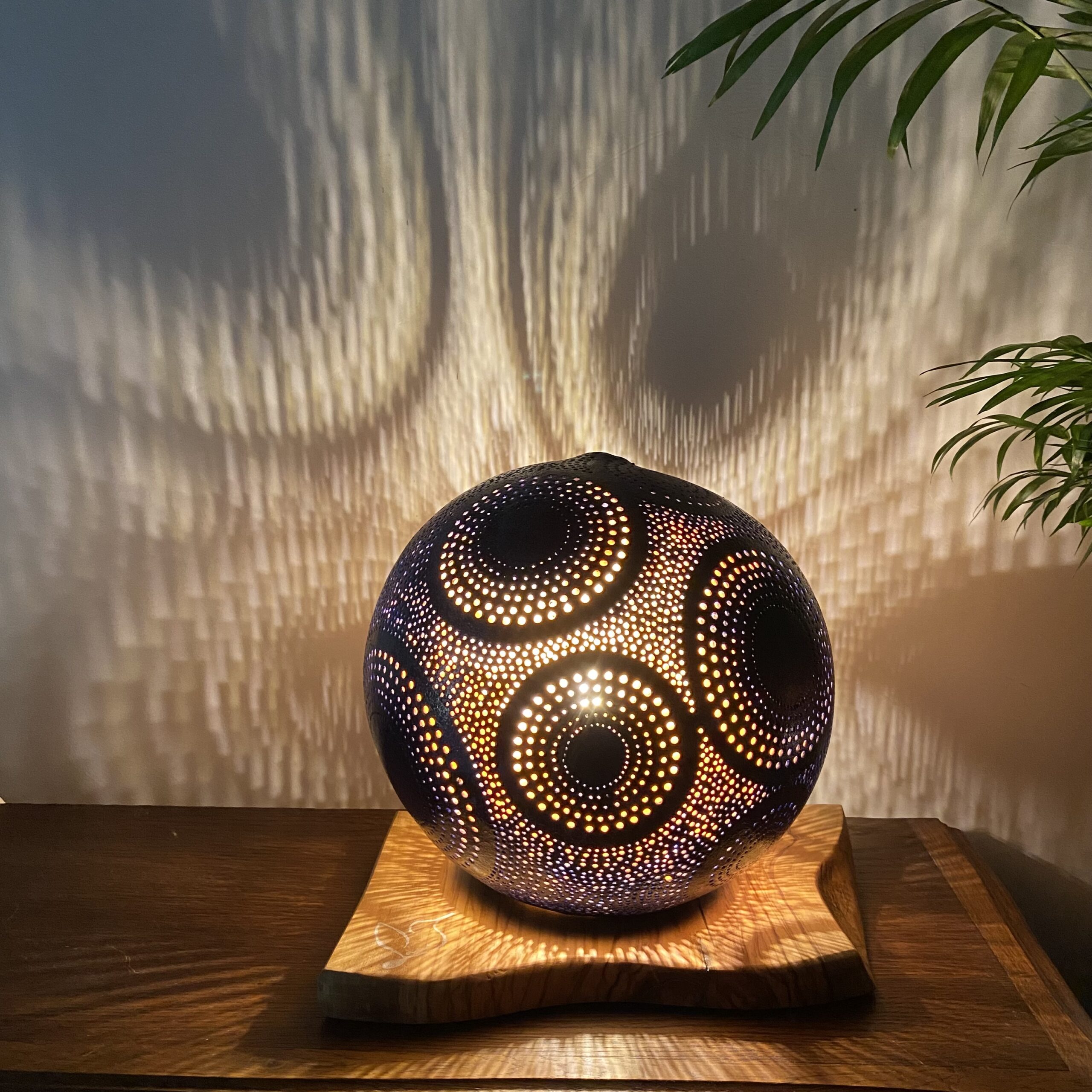 Lampe en calebasse « La Belle Bleue » - Pièce unique – Création artisanale française – H.26cm – Image 2