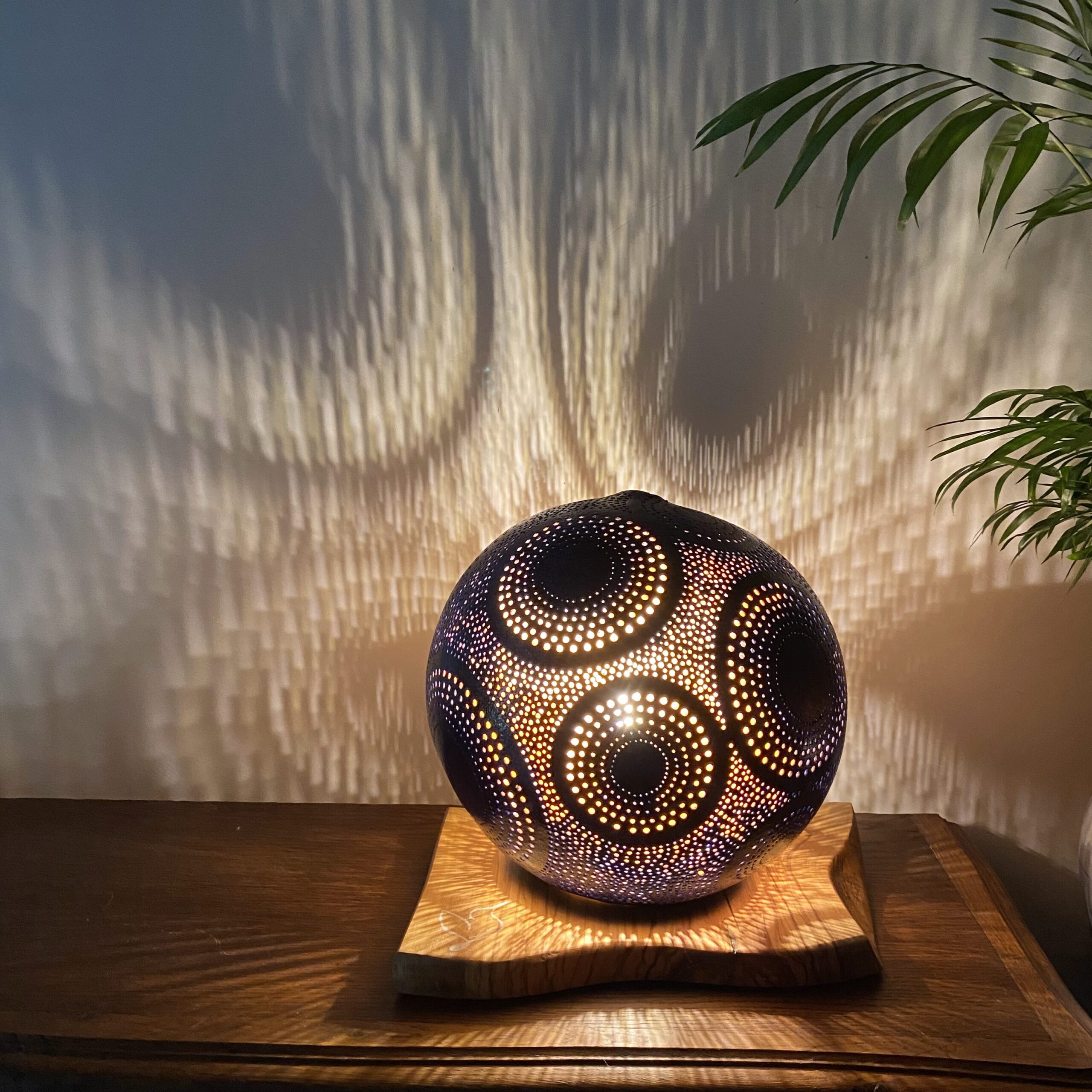 Lampe en calebasse « La Belle Bleue » - Pièce unique – Création artisanale française – H.26cm – Image 4