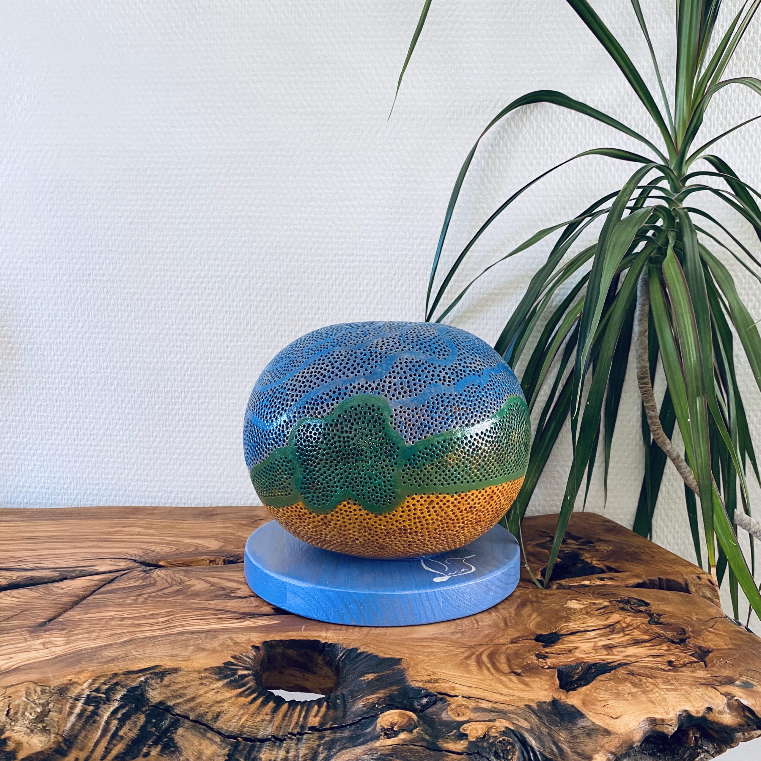 Lampe en calebasse « Paysage abstrait» - Pièce unique – Création artisanale française – H.18cm – Image 6