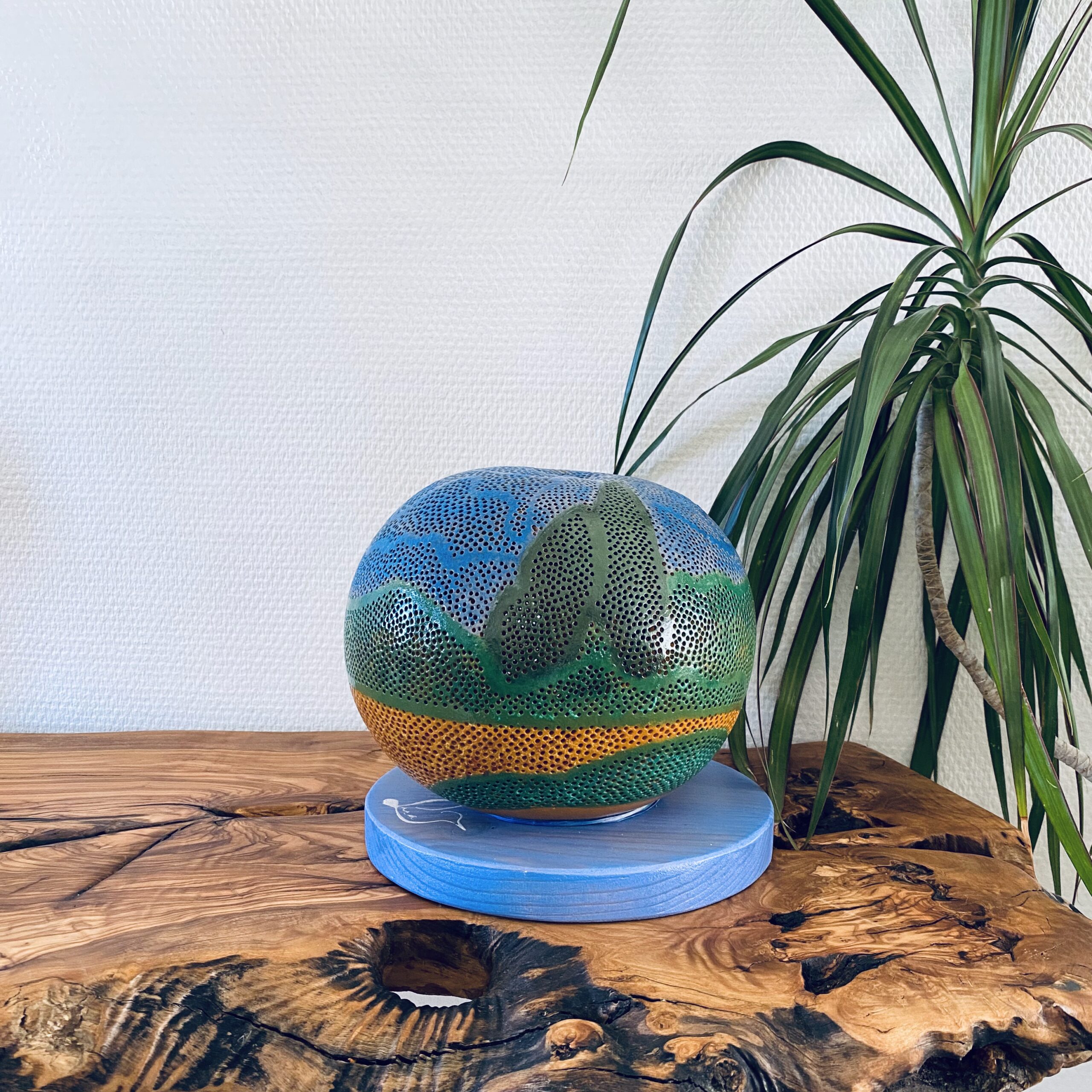 Lampe en calebasse « Paysage abstrait» - Pièce unique – Création artisanale française – H.18cm – Image 5