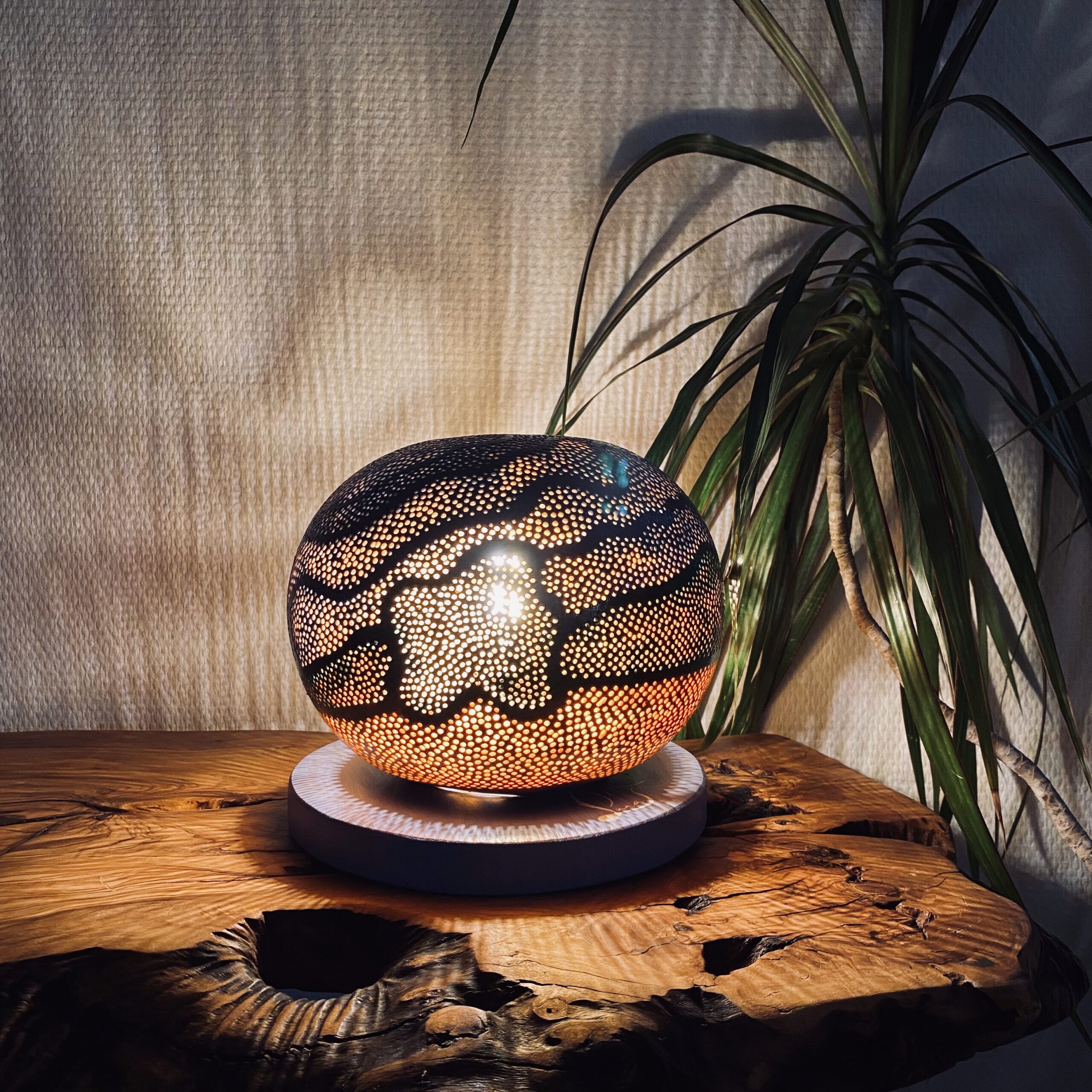 Lampe en calebasse « Paysage abstrait» - Pièce unique – Création artisanale française – H.18cm – Image 3