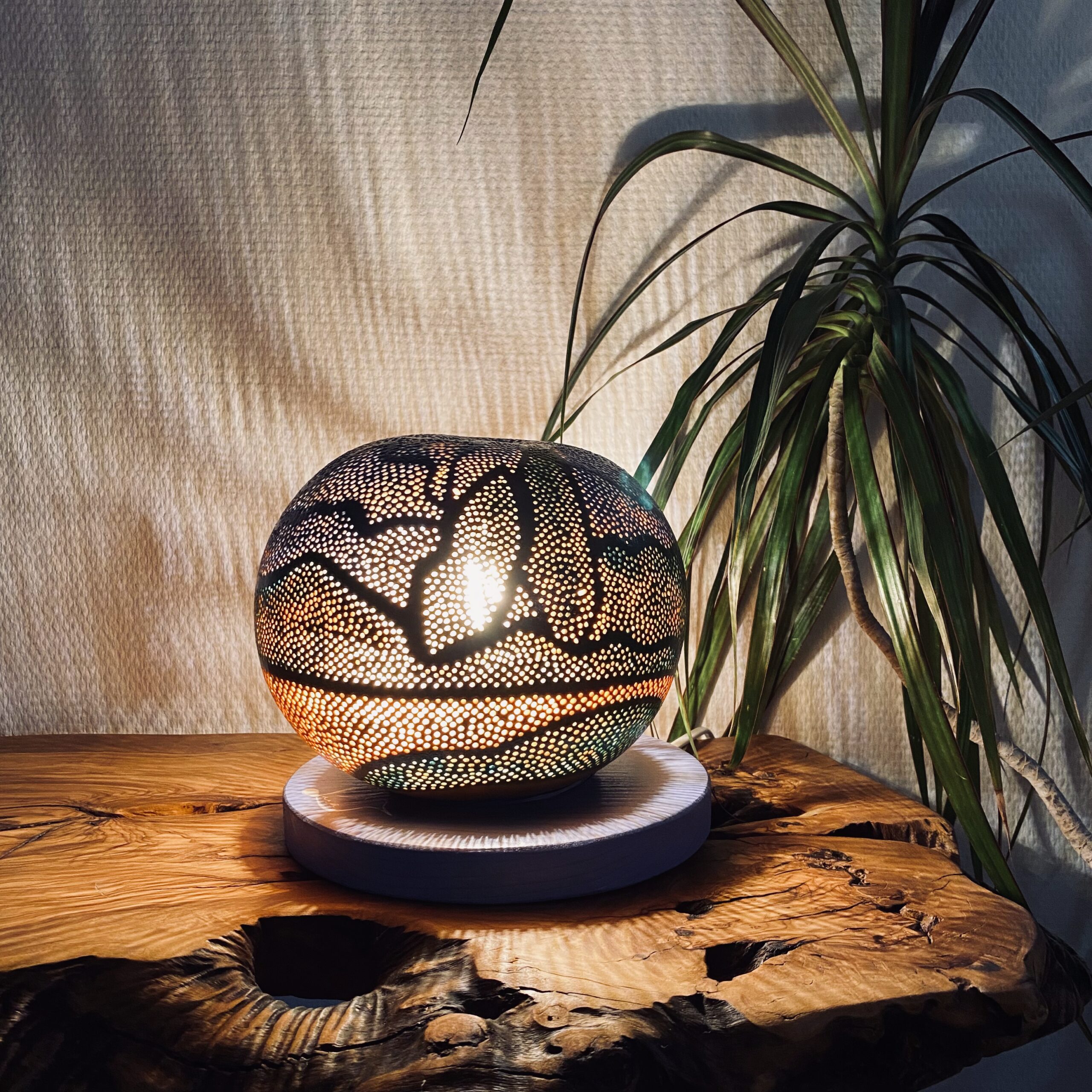 Lampe en calebasse « Paysage abstrait» - Pièce unique – Création artisanale française – H.18cm – Image 2