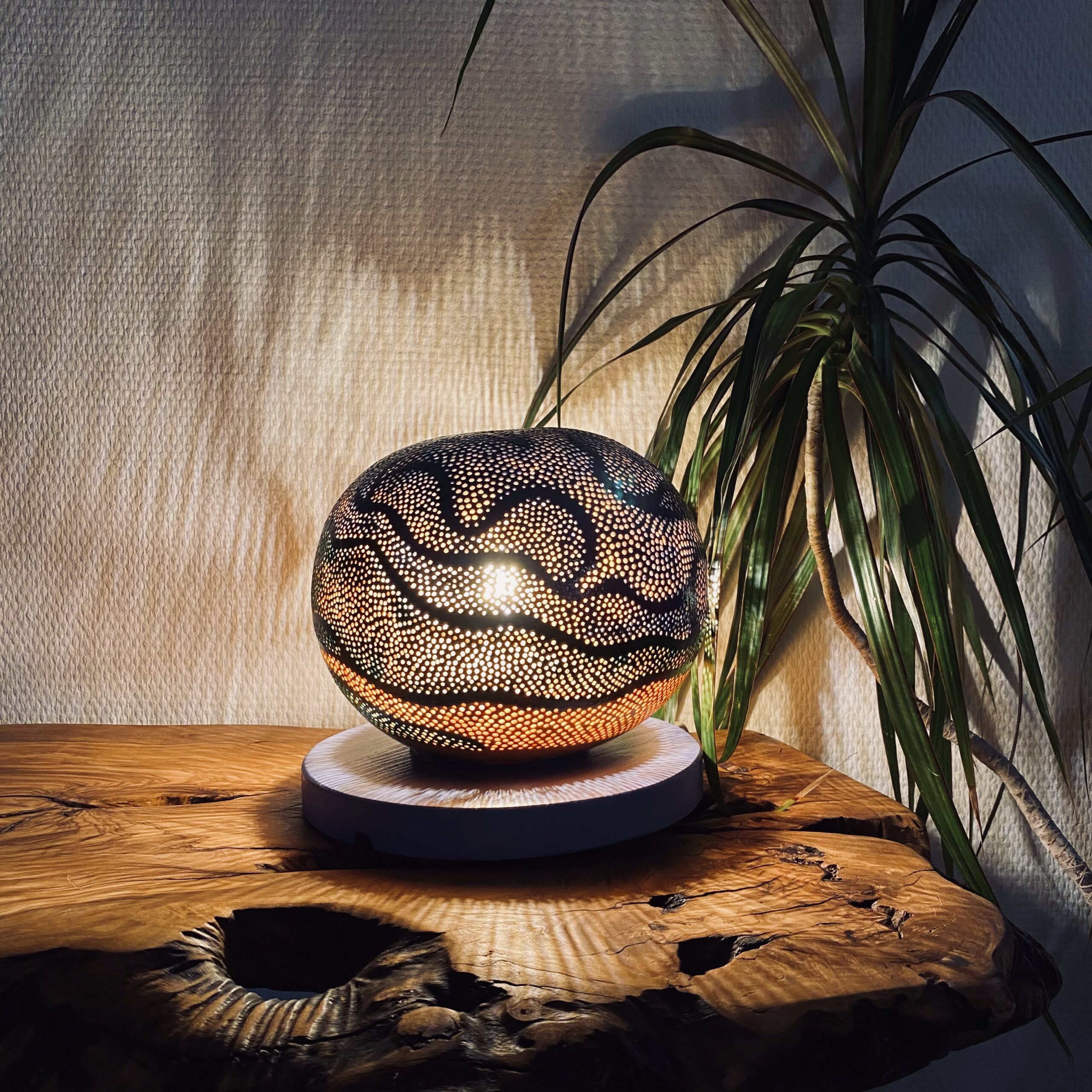 Lampe en calebasse « Paysage abstrait» - Pièce unique – Création artisanale française – H.18cm – Image 4