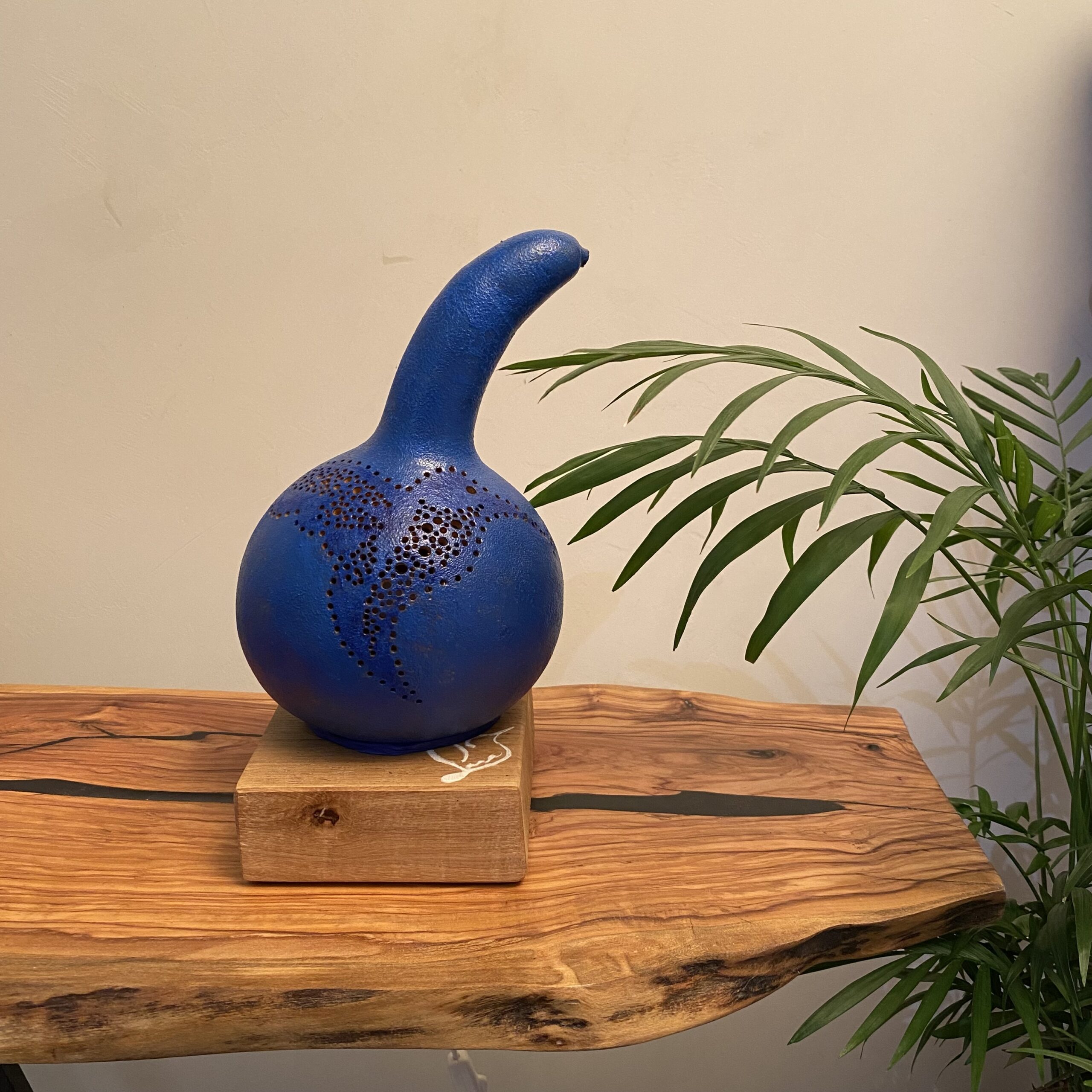 Lampe en calebasse - Collection Épurée - Pièce unique - Création artisanale française - socle en Chêne Massif - H 26 cm – Image 2