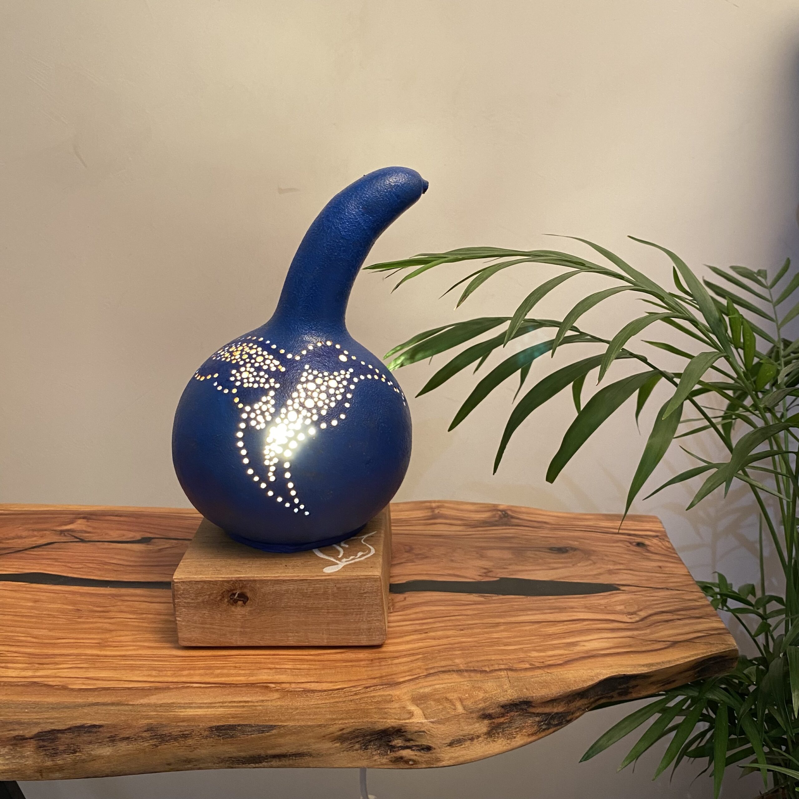 Lampe en calebasse - Collection Épurée - Pièce unique - Création artisanale française - socle en Chêne Massif - H 26 cm