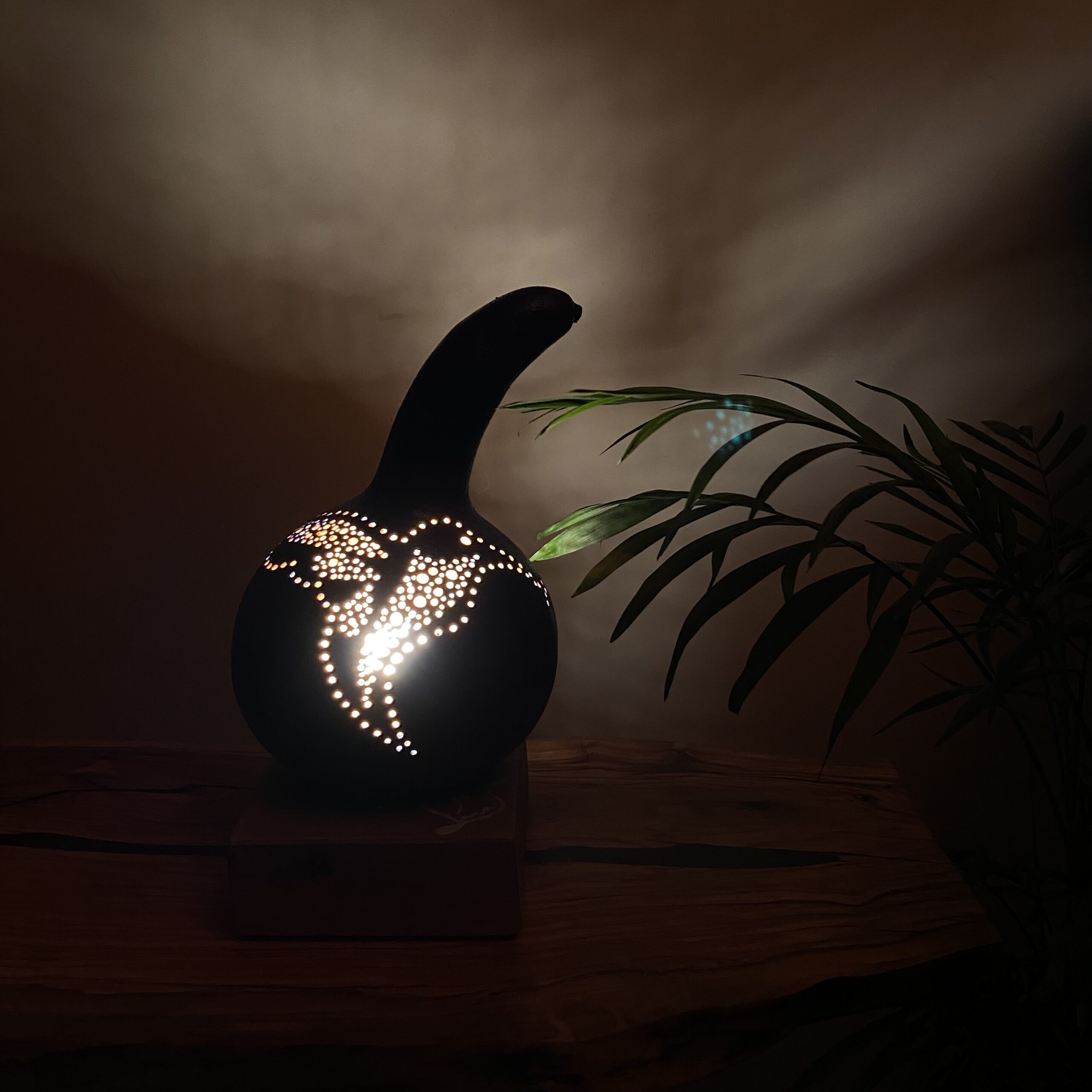 Lampe en calebasse - Collection Épurée - Pièce unique - Création artisanale française - socle en Chêne Massif - H 26 cm – Image 3