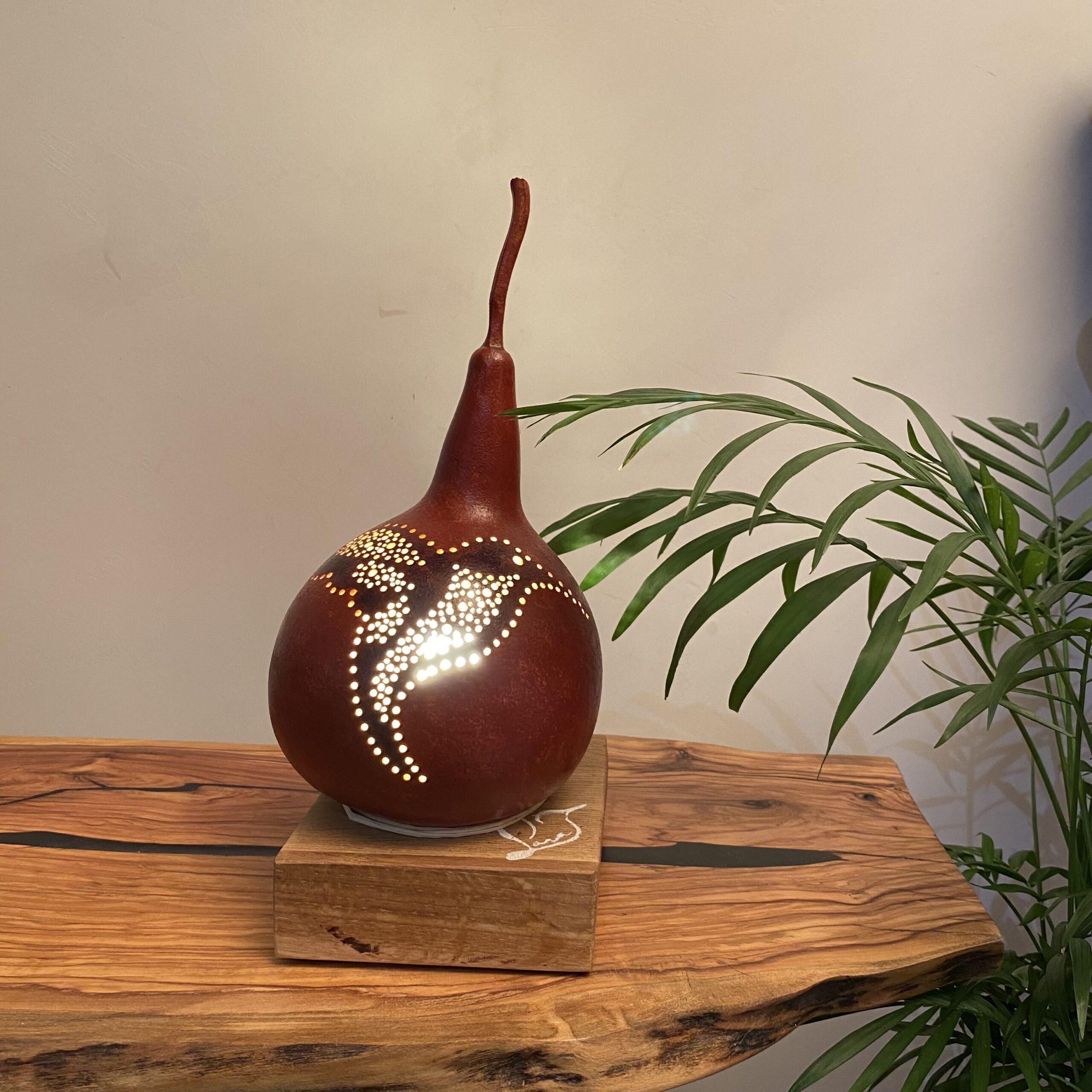 Lampe en calebasse - Collection Épurée - Pièce unique - Création artisanale française - socle en Chêne Massif - H 30 cm