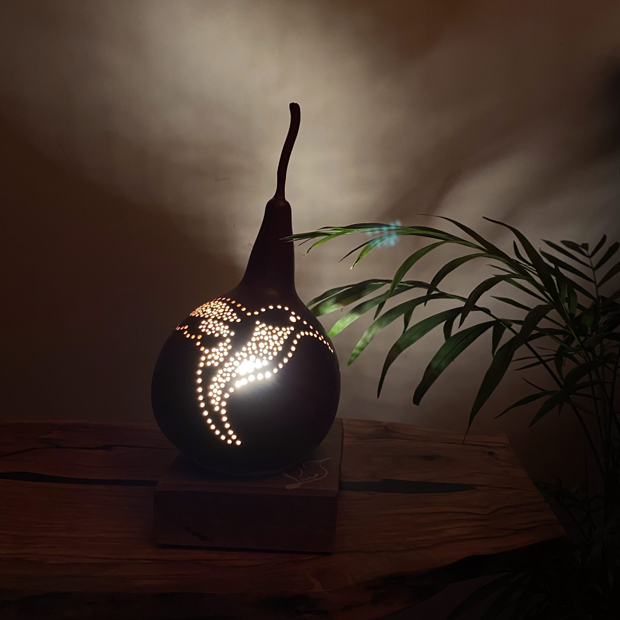 Lampe en calebasse - Collection Épurée - Pièce unique - Création artisanale française - socle en Chêne Massif - H 30 cm – Image 3