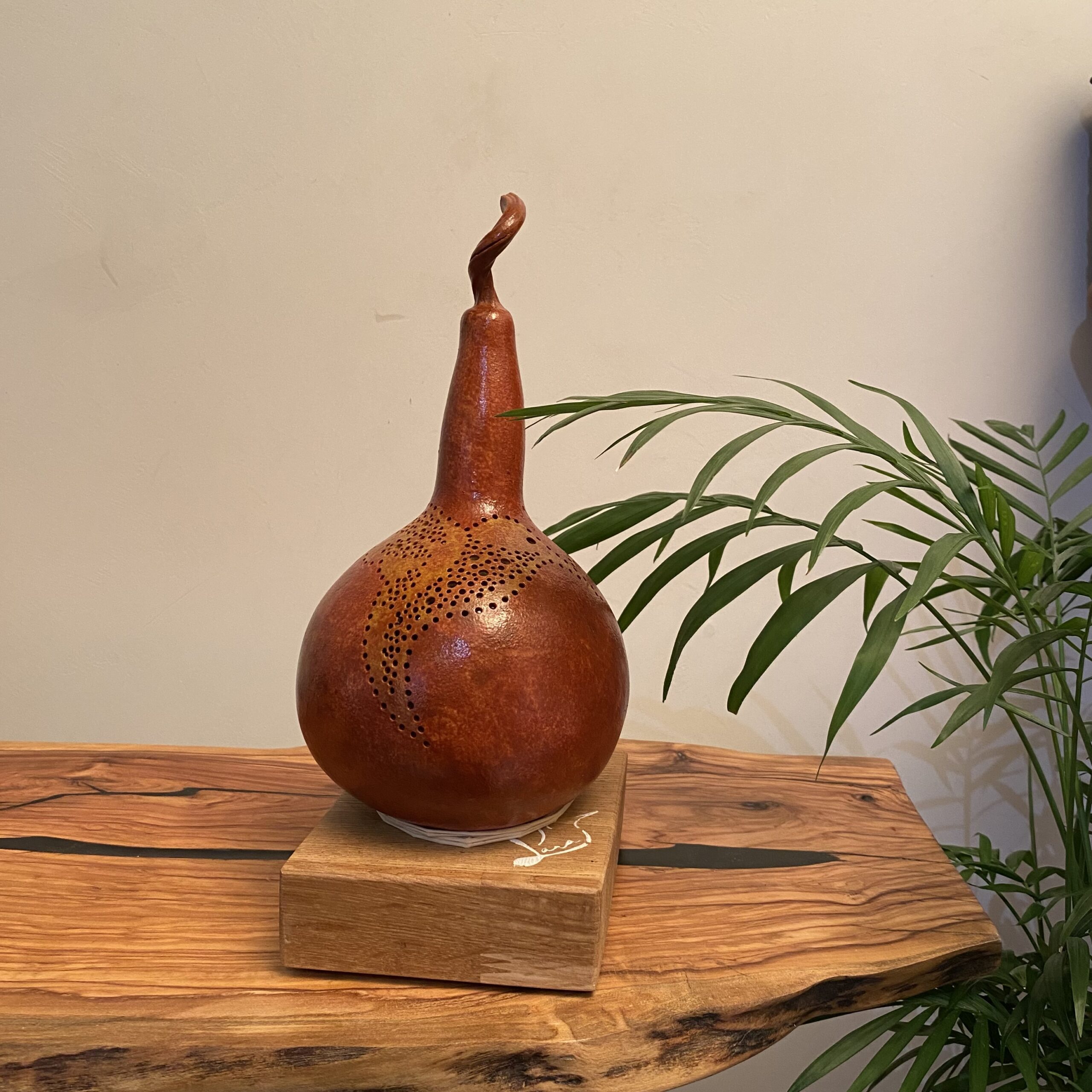 Lampe en calebasse - Collection Épurée - Pièce unique - Création artisanale française - socle en Chêne Massif - H 30 cm – Image 2