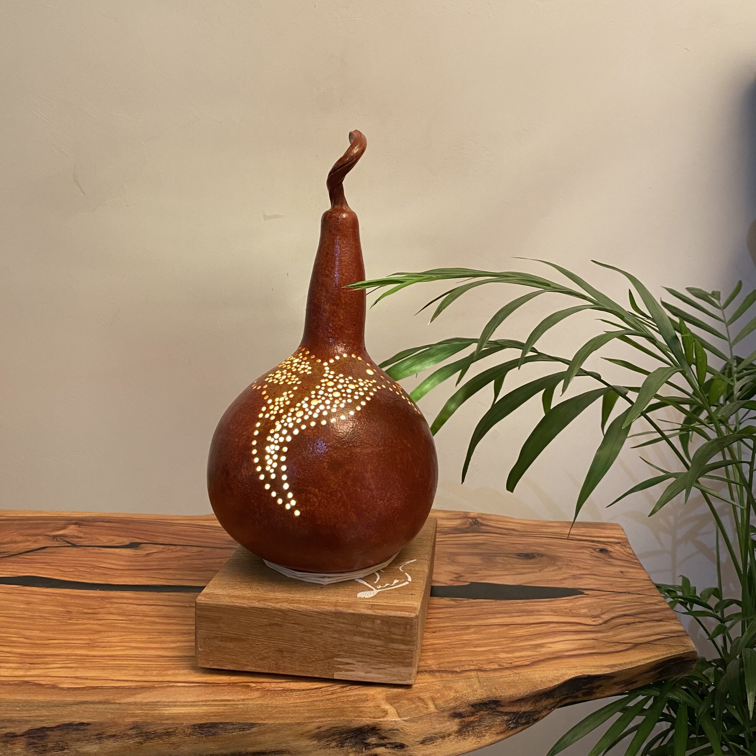 Lampe en calebasse - Collection Épurée - Pièce unique - Création artisanale française - socle en Chêne Massif - H 30 cm