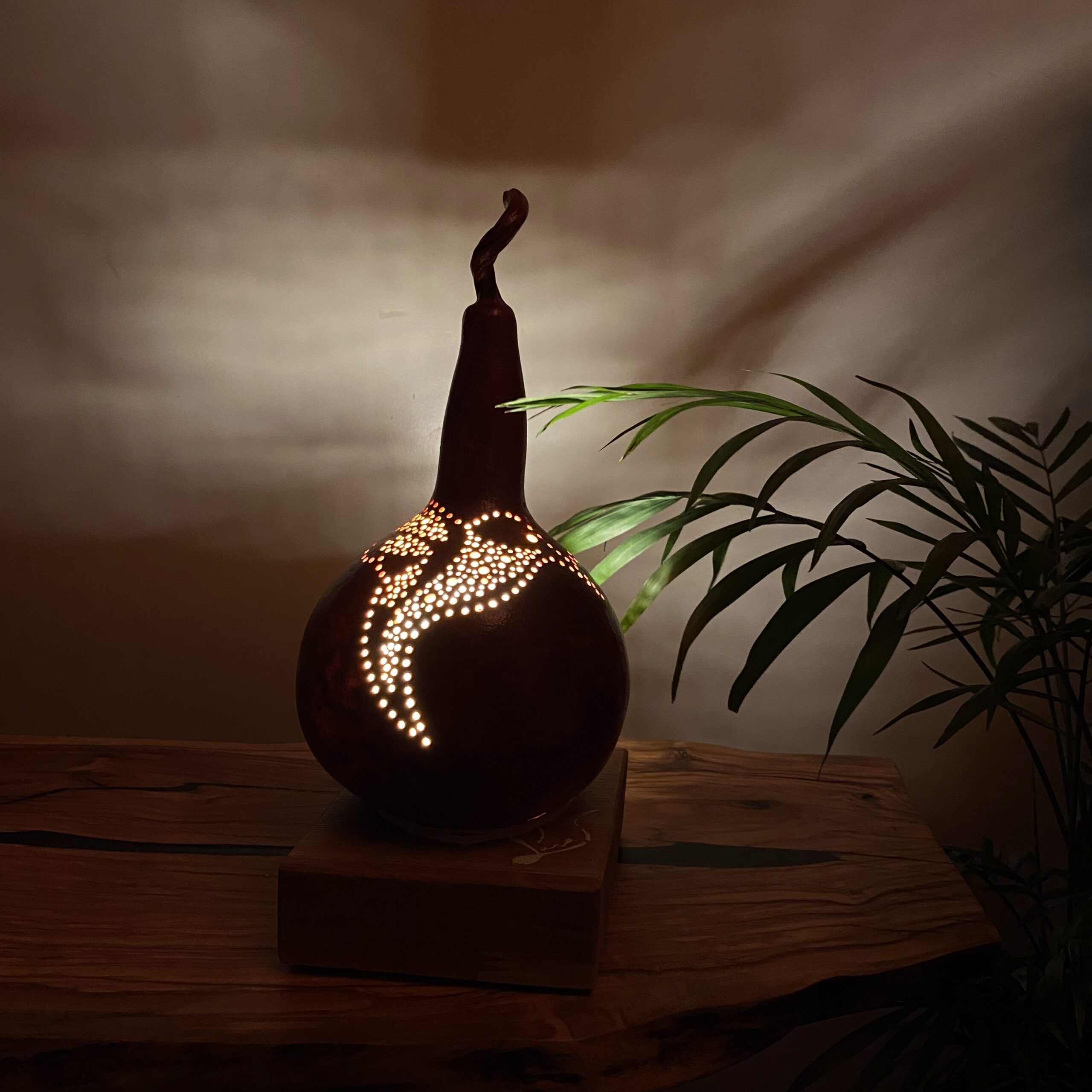 Lampe en calebasse - Collection Épurée - Pièce unique - Création artisanale française - socle en Chêne Massif - H 30 cm – Image 3