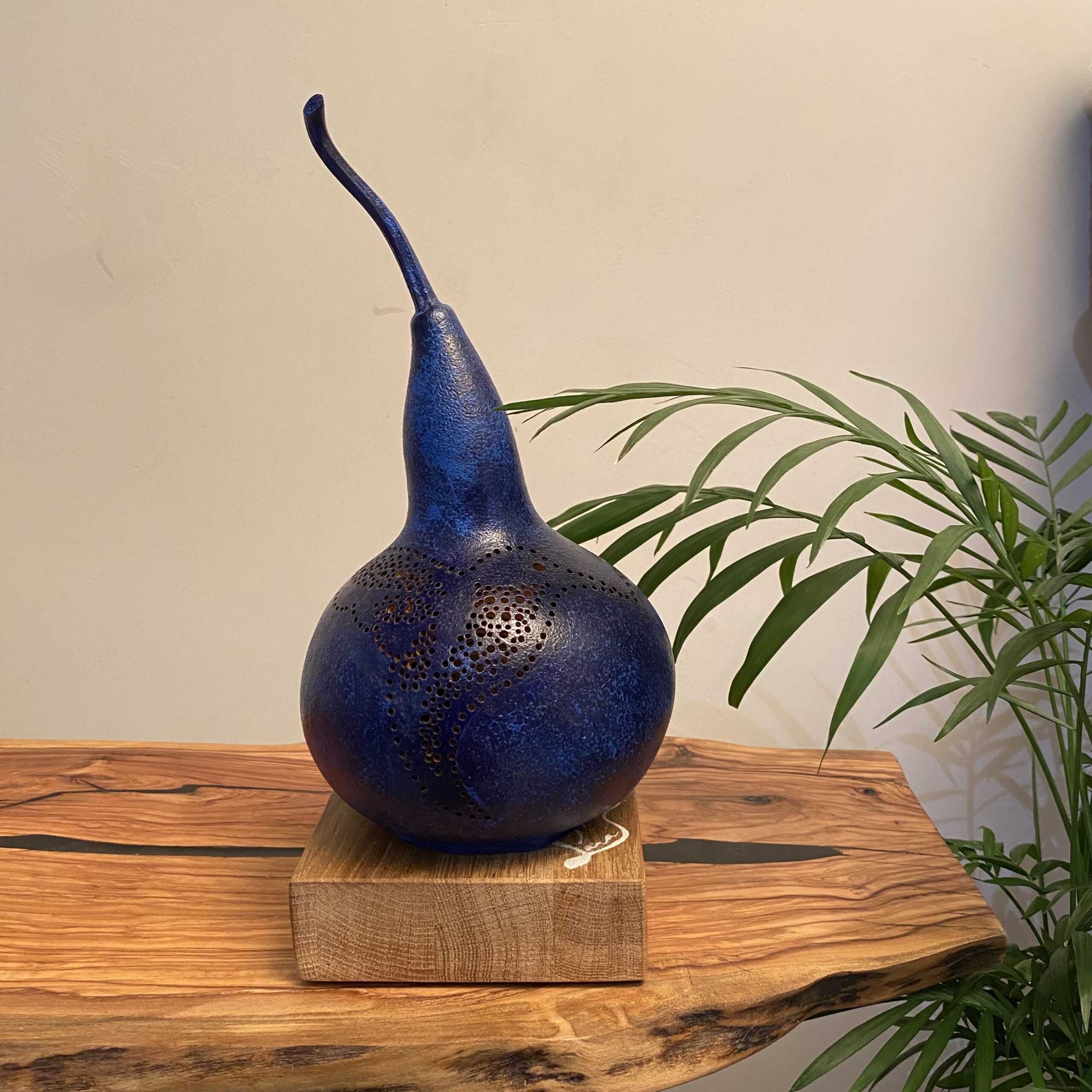 Lampe en calebasse - Collection Épurée - Pièce unique - Création artisanale française - socle en Chêne Massif - H 31 cm – Image 3