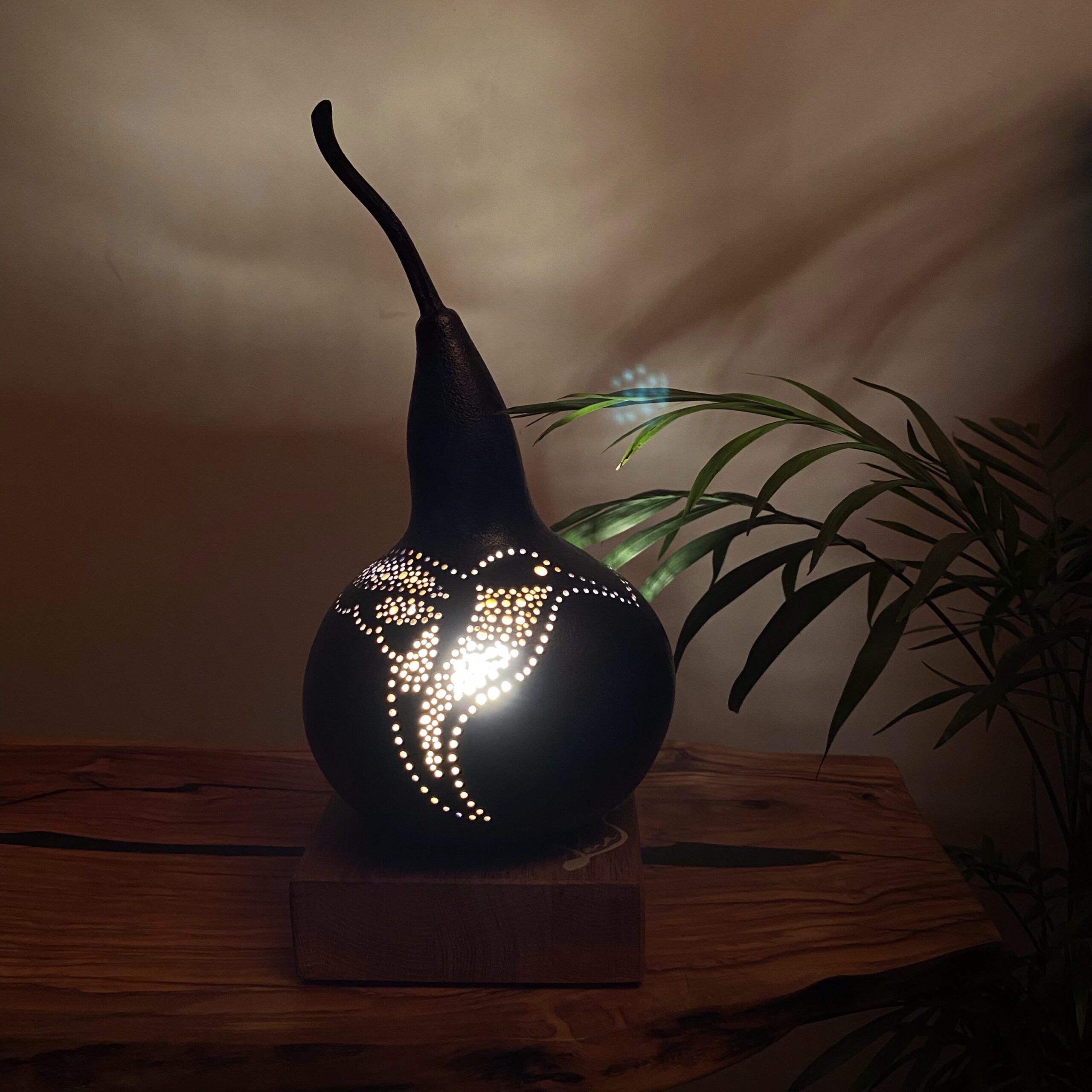 Lampe en calebasse - Collection Épurée - Pièce unique - Création artisanale française - socle en Chêne Massif - H 31 cm – Image 2