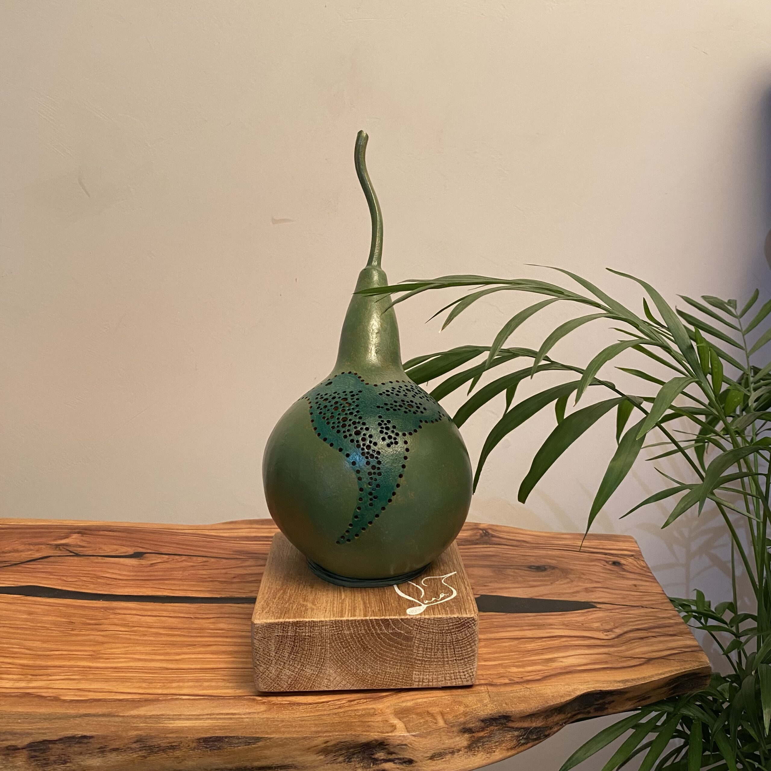 Lampe en calebasse - Collection Épurée - Pièce unique - Création artisanale française - socle en Chêne Massif - H 30 cm – Image 2