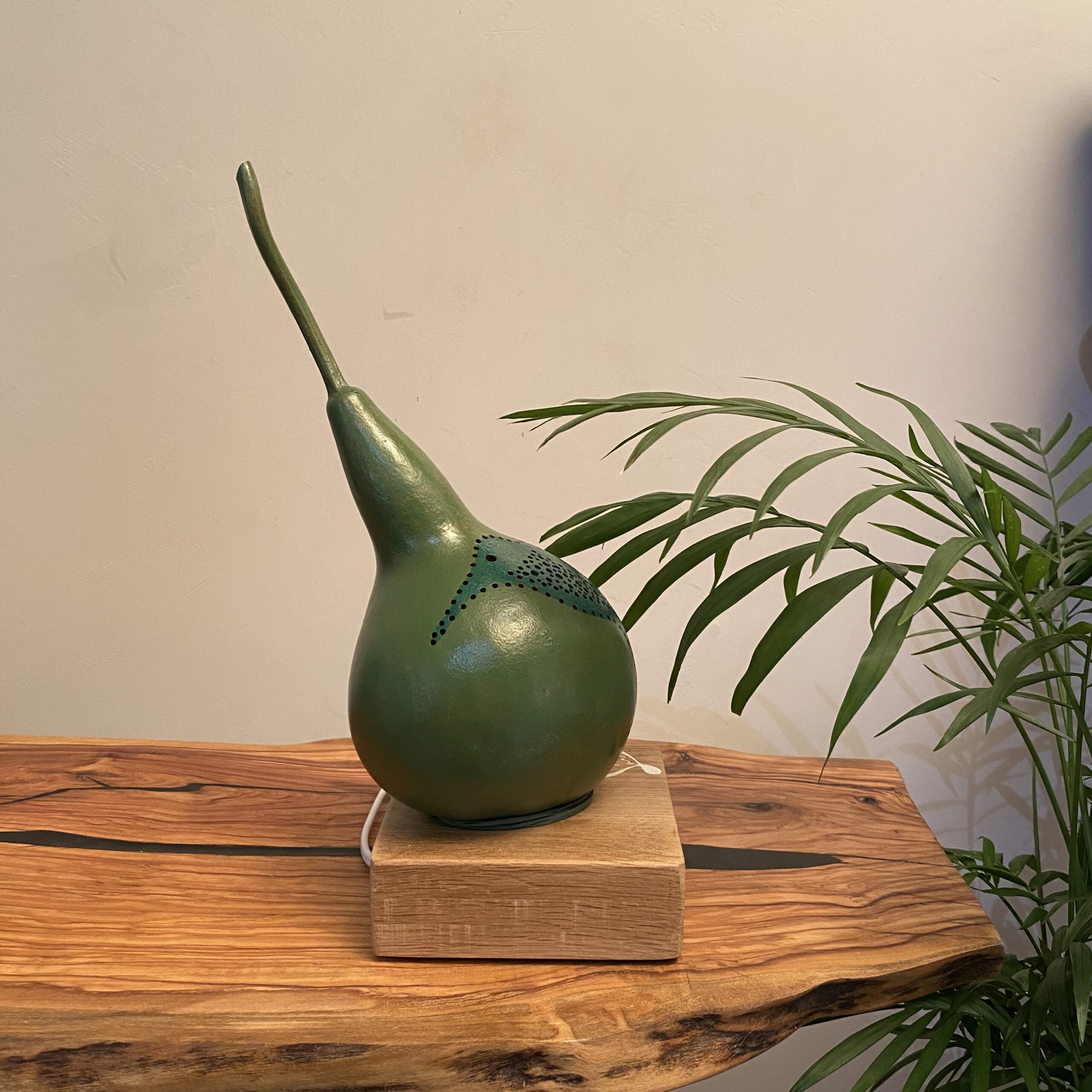 Lampe en calebasse - Collection Épurée - Pièce unique - Création artisanale française - socle en Chêne Massif - H 30 cm – Image 4