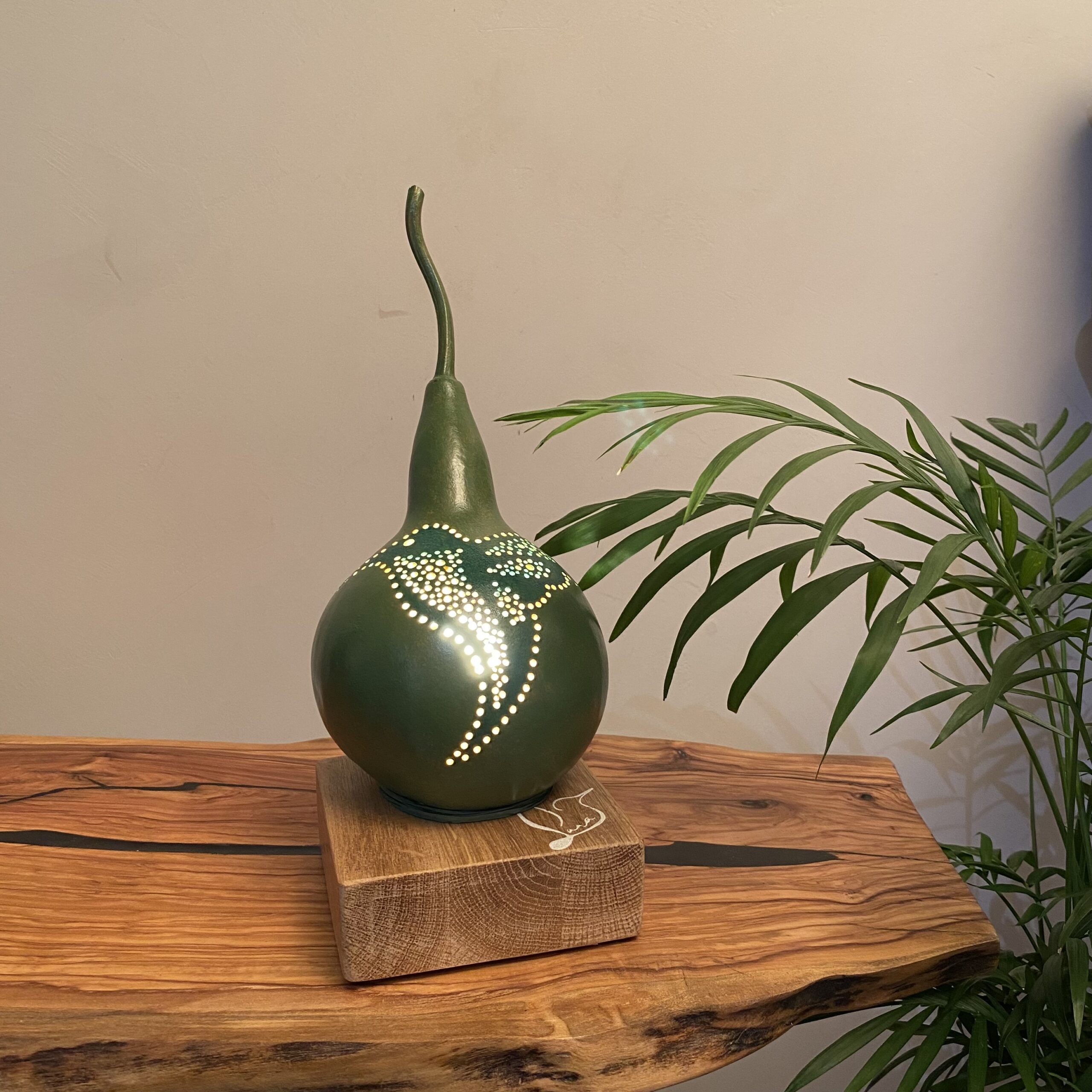 Lampe en calebasse - Collection Épurée - Pièce unique - Création artisanale française - socle en Chêne Massif - H 30 cm