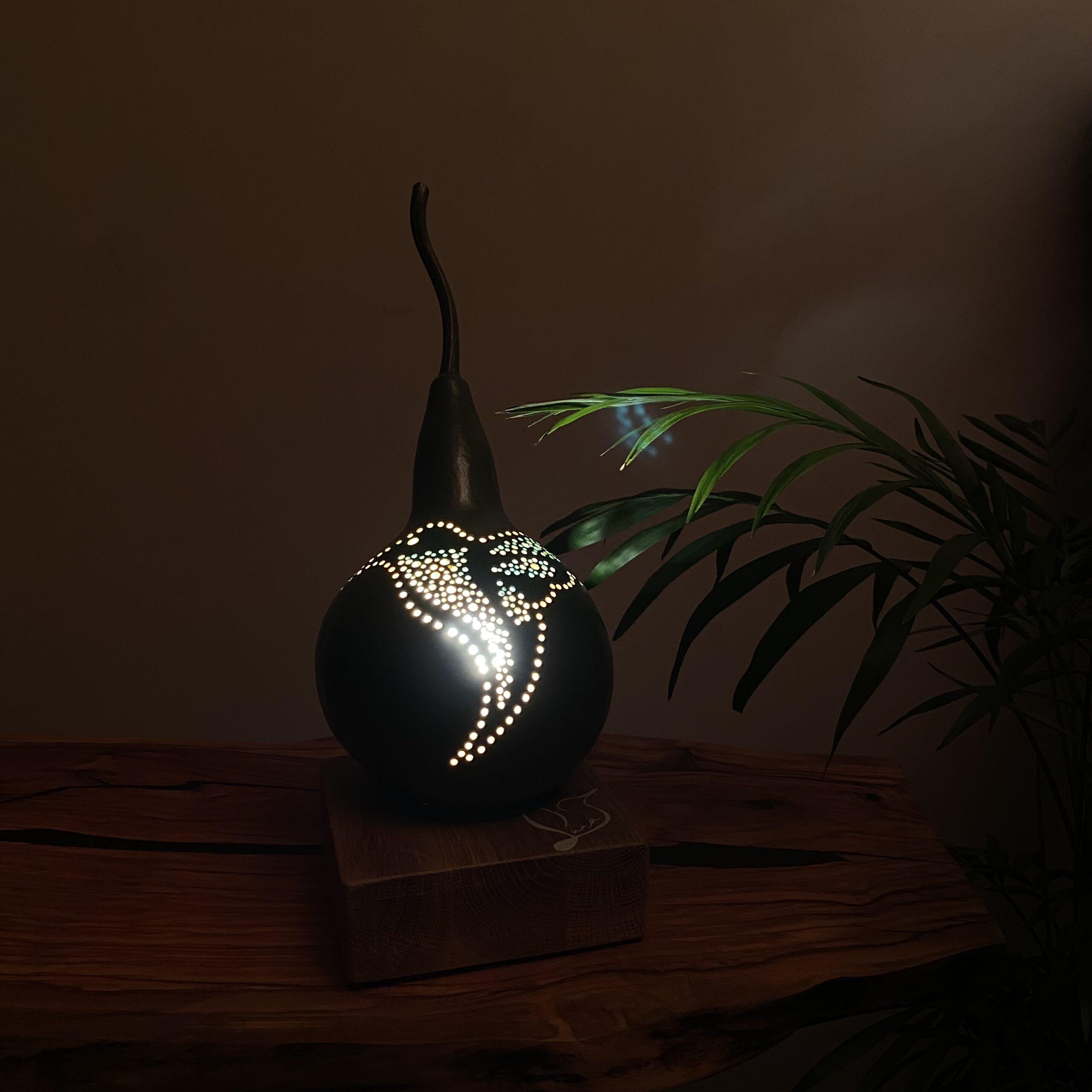 Lampe en calebasse - Collection Épurée - Pièce unique - Création artisanale française - socle en Chêne Massif - H 30 cm – Image 3